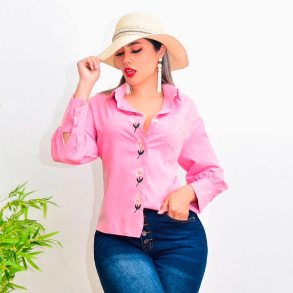 BLUSA FLOR BORDADA EN OJAL