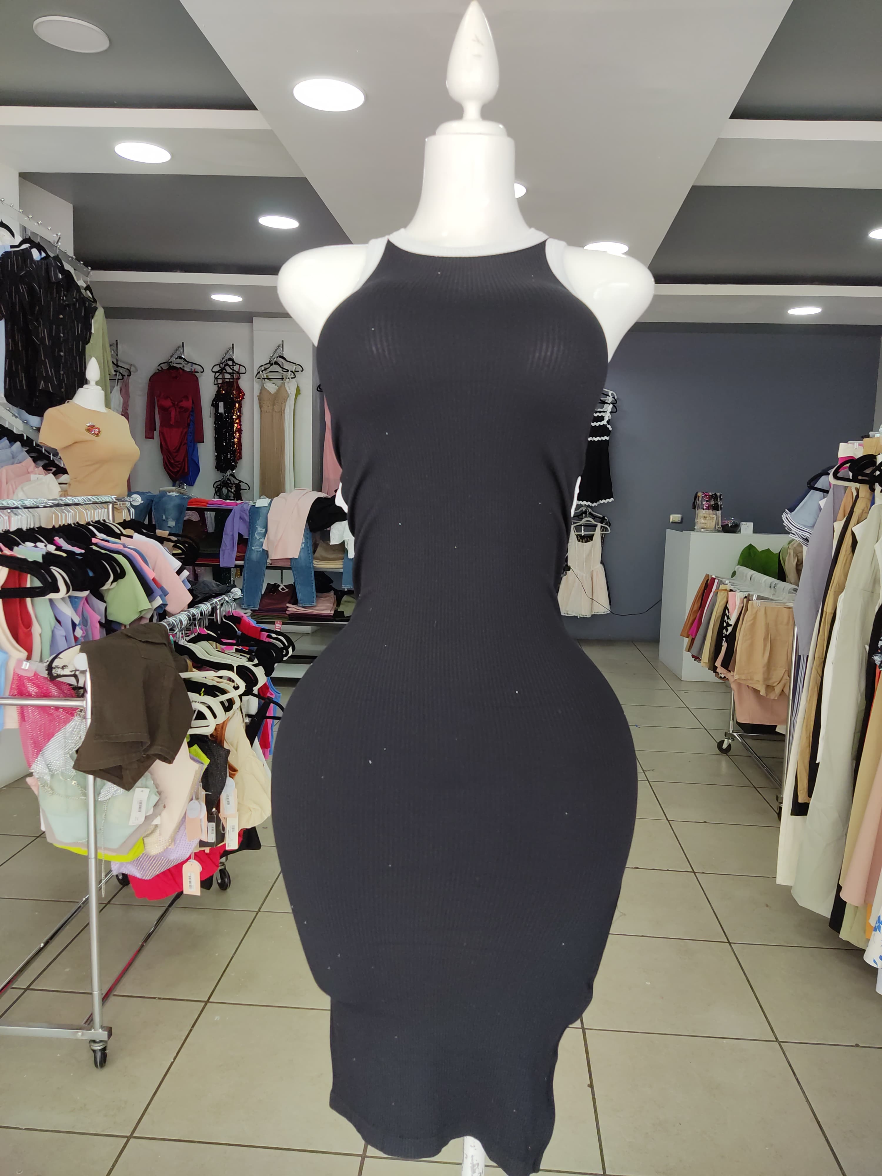 Vestido con abertura en espalda